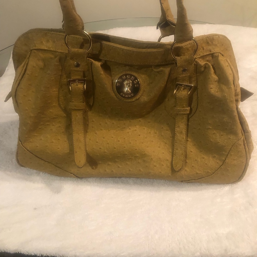 This is an beautiful vecceli Italy bag and very stylish